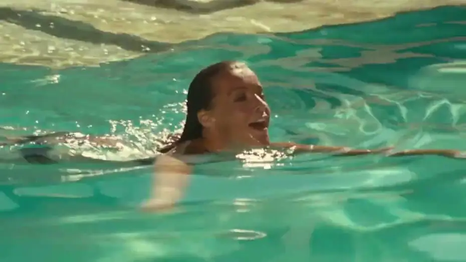 Відео до фільму Басейн — LA PISCINE | Extrait - Baignade au soleil