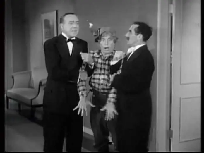 Відео до фільму Room Service — El hotel de los líos (1938) de William A. Seiter (El Despotricador Cinéfilo)