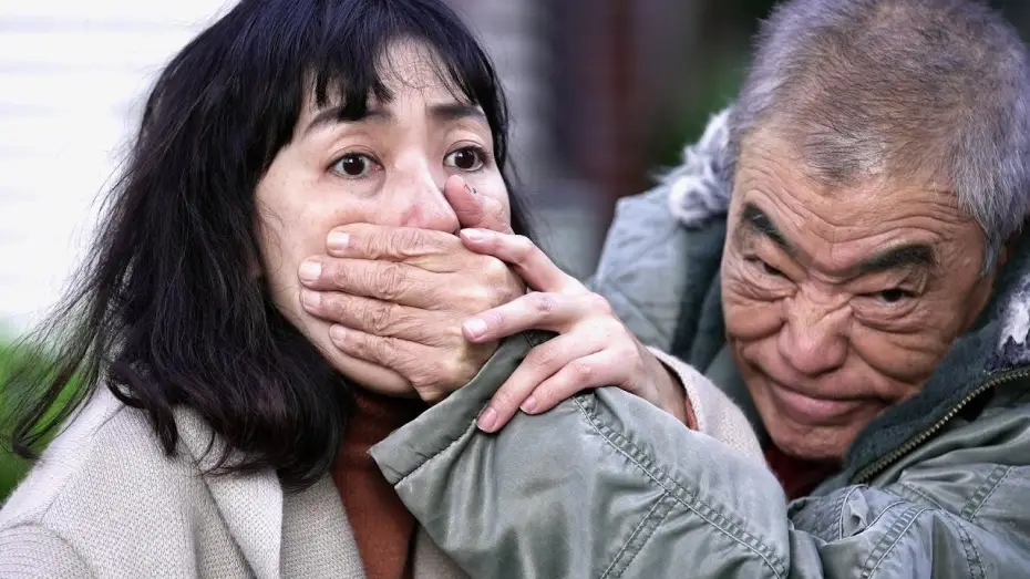 Відео до фільму 夜明けまでバス停で — 板谷由夏×高橋伴明監督、渋谷ホームレス殺害事件をモチーフに描く／映画『夜明けまでバス停で』特報