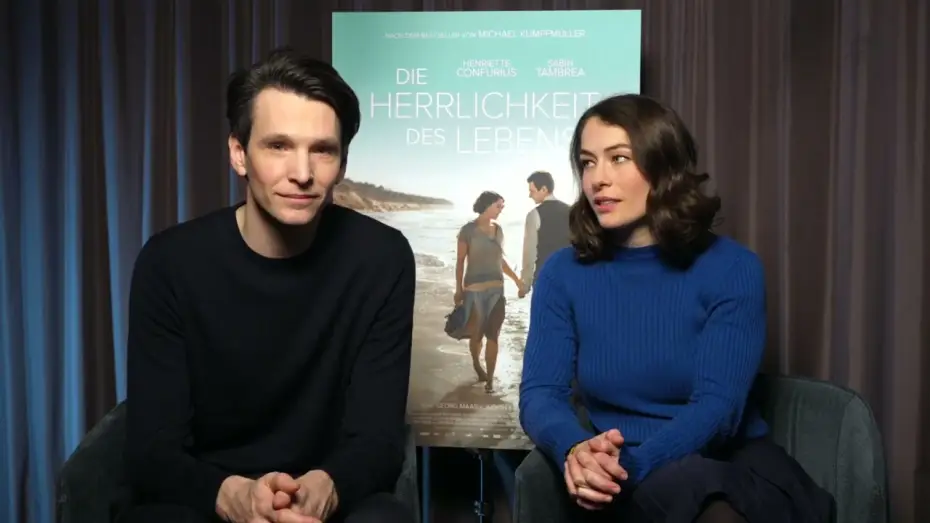Відео до фільму Кафка. Велич життя — DIE HERRLICHKEIT DES LEBENS - Henriette Confurius & Sabin Tambrea über den Film - ab 14.3. im Kino.