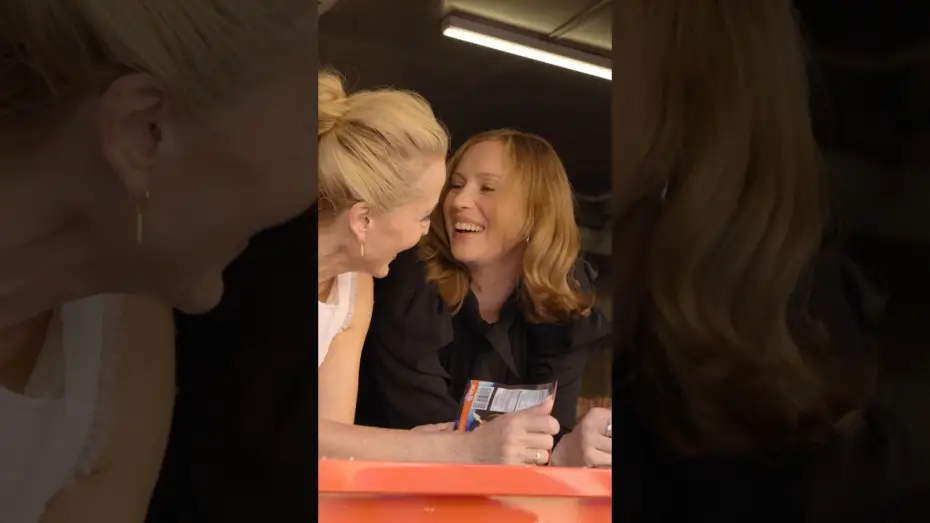 Відео до фільму Підлітковий секс і смерть у таборі «Міазма» — Gillian Anderson & Hannah Einbinder at the TEENAGE SEX AND DEATH AT CAMP MIASMA food truck pop-up.