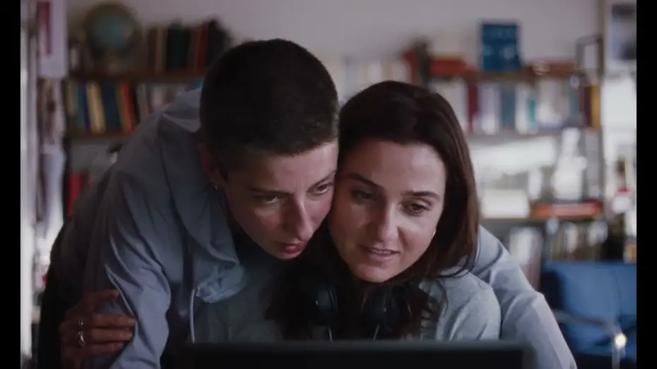 Відео до фільму Julian — JULIAN : un amour lesbien tournant au tragique (bande-annonce)