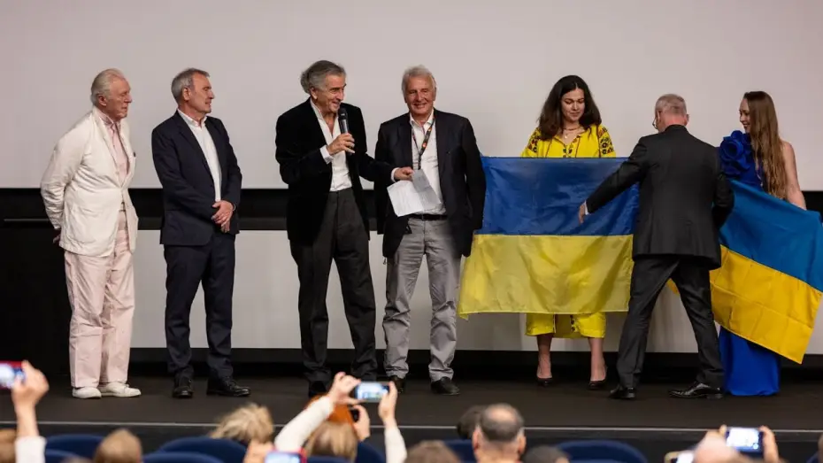 Відео до фільму Notre Guerre — Bernard-Henri Lévy - Projection du film "Notre Guerre" au Festival de Cannes (13 mai 2025)
