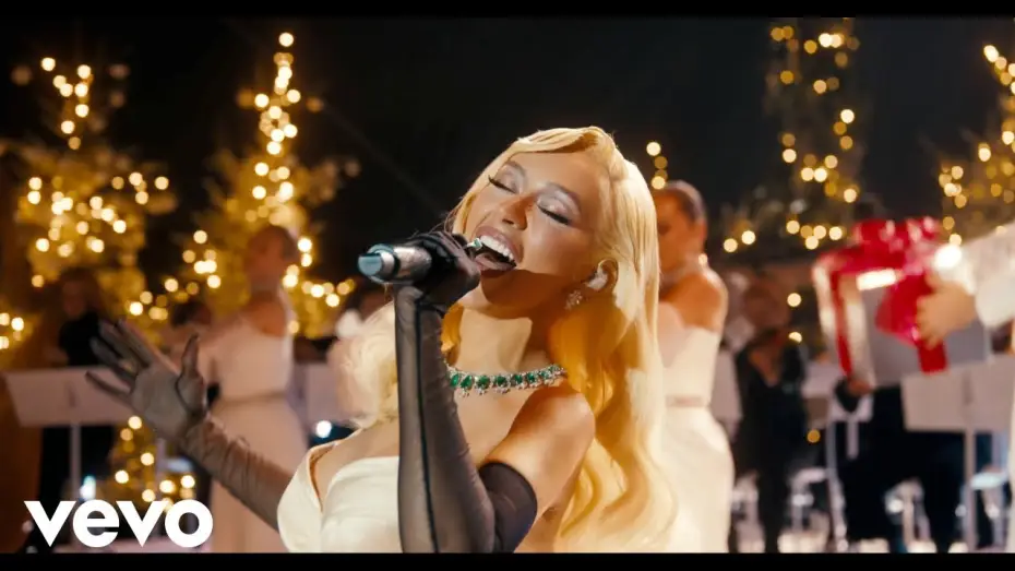 Відео до фільму Christina Aguilera: Christmas in Paris — Christina Aguilera - My Favorite Things (Live from the Eiffel Tower)