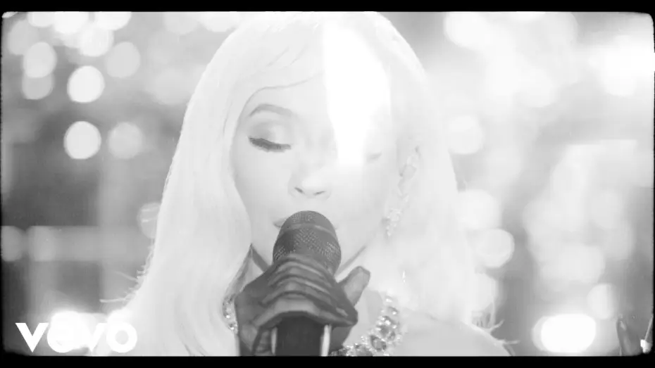 Відео до фільму Christina Aguilera: Christmas in Paris — Christina Aguilera - Someday at Christmas (Live from the Eiffel Tower)