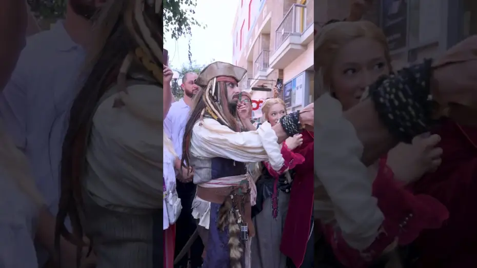 Відео до фільму Скрудж і духи Різдва — Johnny Depp meets his iconic characters as Ebenezer