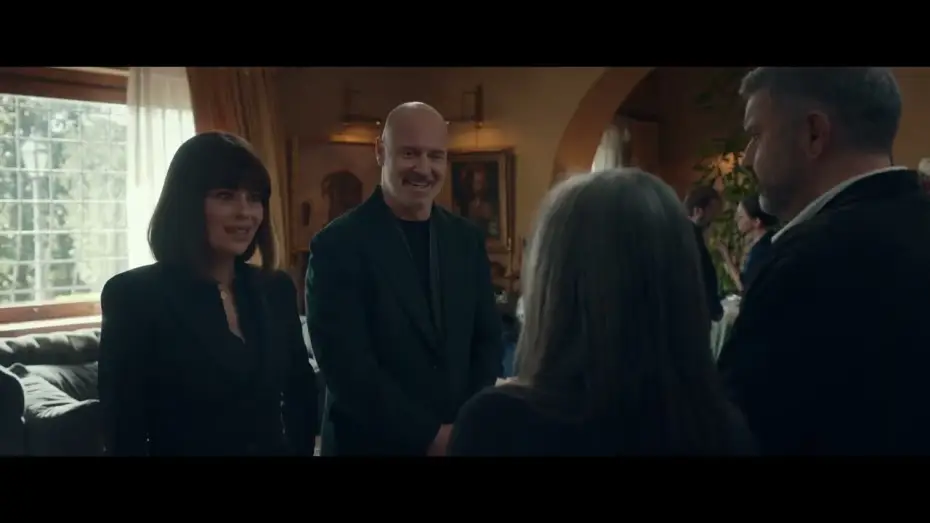 Відео до фільму Un tranquillo funerale di famiglia — UN TRANQUILLO FUNERALE DI FAMIGLIA di Massimiliano Bruno (2026) - Trailer Ufficiale HD