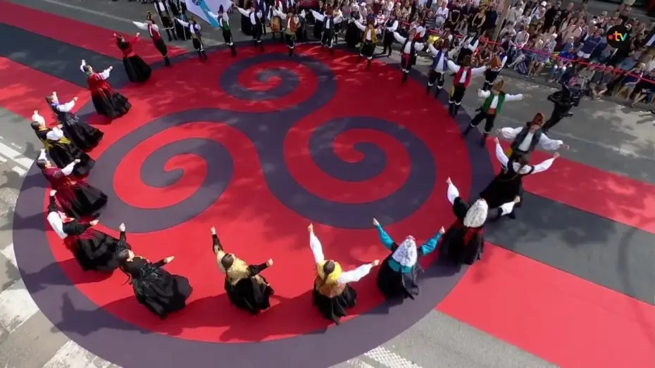 Відео до фільму La Grande Parade des Nations celtes — Grande Parade des Nations Celtes 2026 - Grupo de baile Tequexetéldere (Galice)