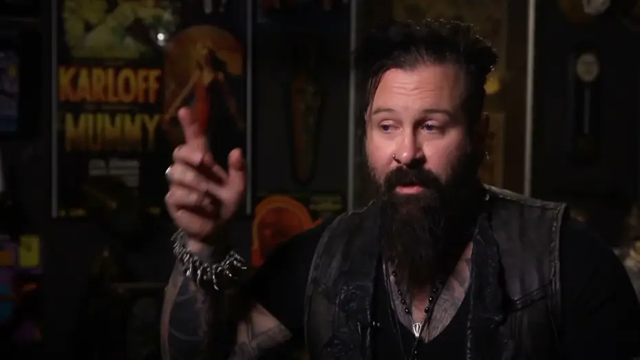 Відео до фільму Форт — Prosthetic Make up Effects designer Glenn Hetrick on the challenges of Molasar's suit.