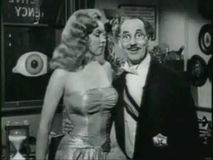 Відео до фільму Щасливе кохання — Marilyn Monroe en ''Amor en conserva'' (Love Happy) 1950. Español.