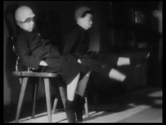 Відео до фільму 大人の見る繪本 生れてはみたけれど — I WAS BORN, BUT... (Umarete wa mita keredo), 1932