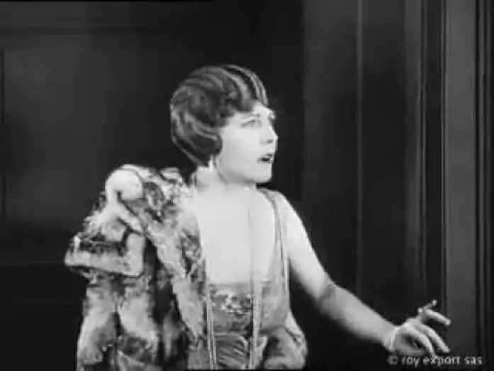 Відео до фільму Парижанка — A women of paris trailer