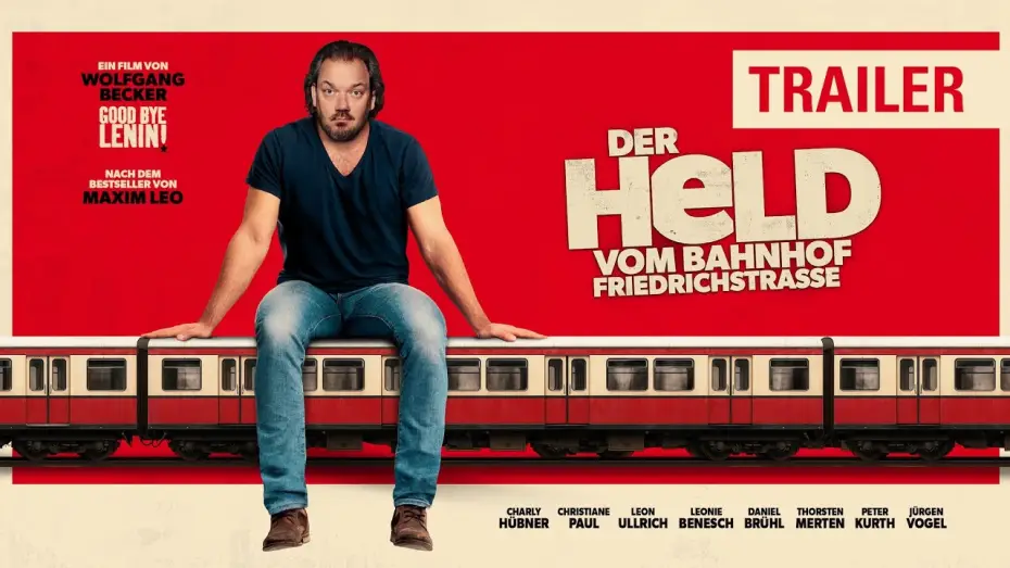Відео до фільму Der Held vom Bahnhof Friedrichstra&szlig;e | DER HELD VOM BAHNHOF FRIEDRICHSTRASSE | Trailer | ab 11. Dezember 2025 im Kino