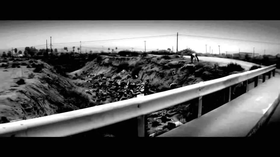 Відео до фільму A Girl Walks Home Alone at Night — #35Foro - Una chica regresa sola a casa de noche