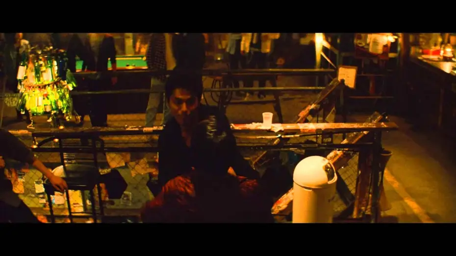 Відео до фільму クローズ EXPLODE — CROWS EXPLODE - extrait "Bataille de bar" VF