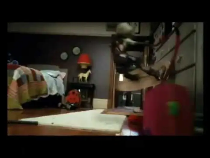 Відео до фільму Прибульці на горищі — Pequeños invasores (2009) - Trailer Oficial Español [HQ]