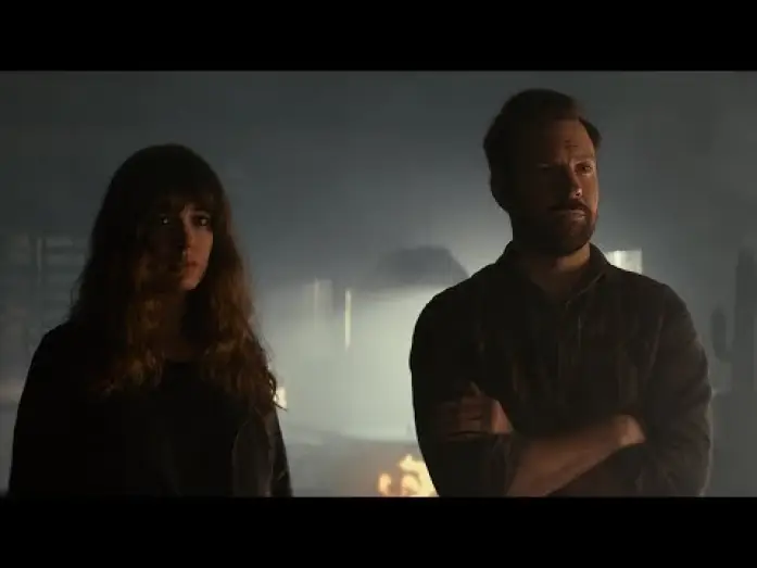 Відео до фільму Моя дівчина – монстр — Colossal - Trailer español (HD)