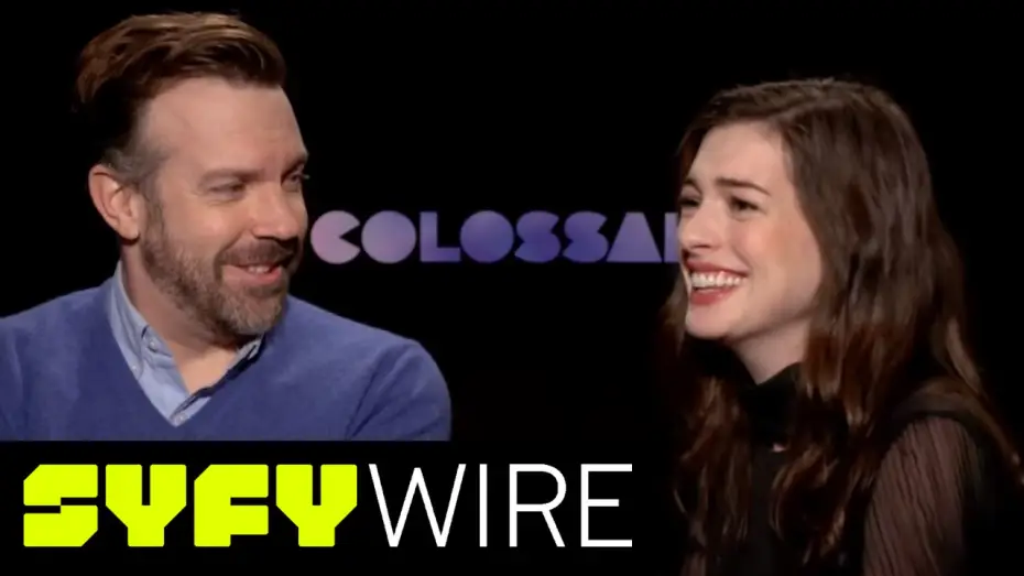 Відео до фільму Моя дівчина – монстр — Colossal's Anne Hathaway and Jason Sudekis: Their Superpowers (WonderCon 2017)