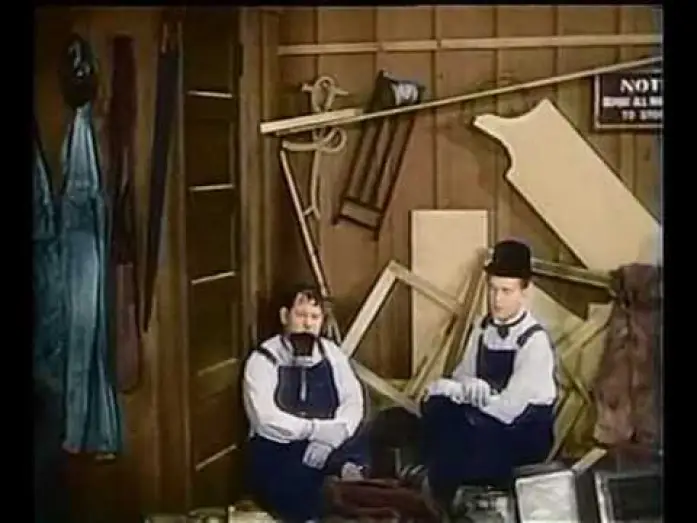 Відео до фільму Busy Bodies — Laurel and Hardy  In Colour ( from busy bodies ) the best bit!