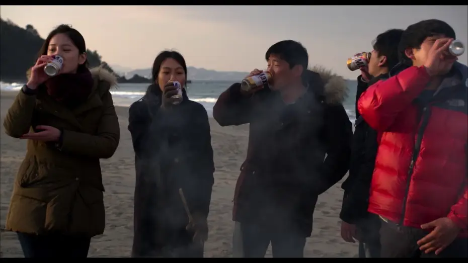 Відео до фільму 밤의 해변에서 혼자 — Bande annonce SEULE SUR LA PLAGE LA NUIT, de Hong Sangsoo