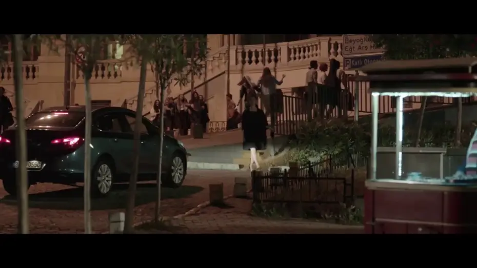 Відео до фільму İstanbul Kırmızısı — ROSSO ISTANBUL - Clip "L'incontro tra Orhan e Neval"