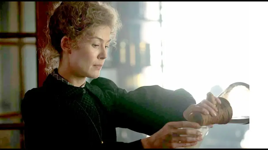 Відео до фільму Небезпечний елемент — Madame Curie - Trailer español (HD)