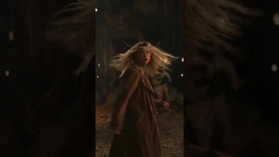 Відео до фільму Суперґьорл — Talk about an entrance.