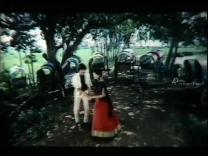 Відео до фільму பெண் புத்தி முன் புத்தி — Pen Puthi Mun Puthi- Koluse Koluse Song