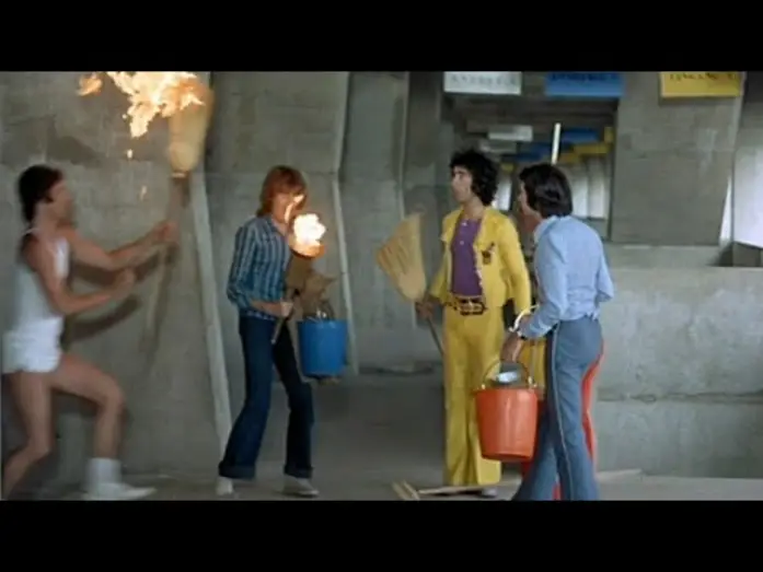 Відео до фільму Божевільні зі стадіону — La flamme olympique et les Charlots dans "Les fous du Stade" - (2 extraits du film de 1972).