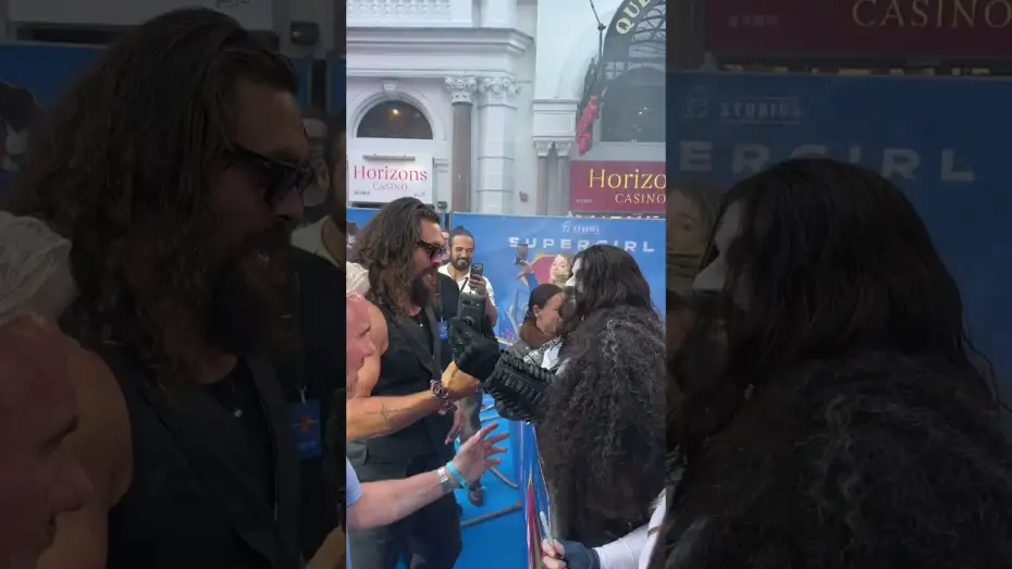 Відео до фільму Суперґьорл — Seeing double? 🤝 Jason Momoa meets a Lobo look-alike in London for SUPERGIRL.