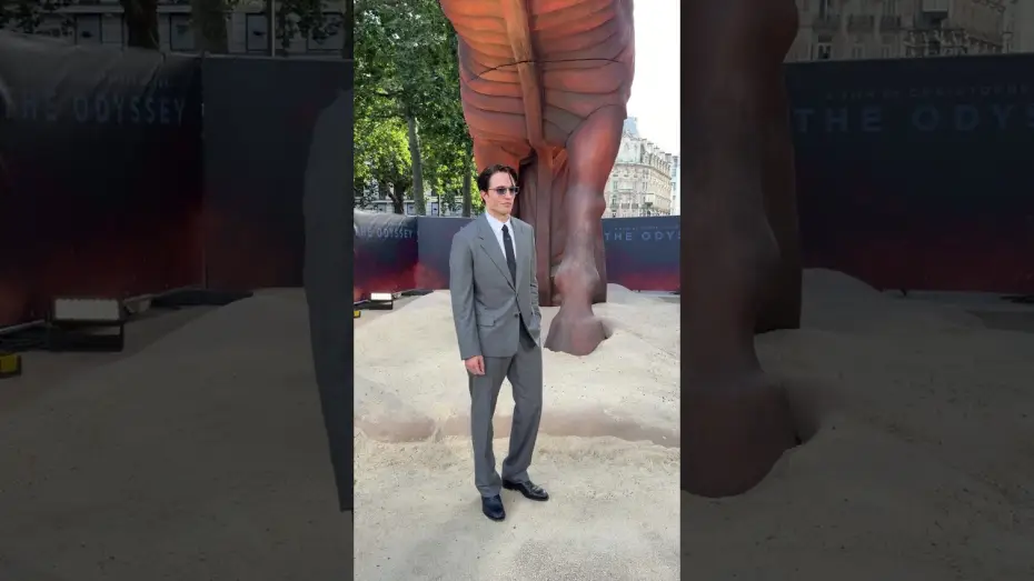 Відео до фільму Одіссея — Robert Pattinson aka the sinister Antinuous at The Odyssey World Premiere.