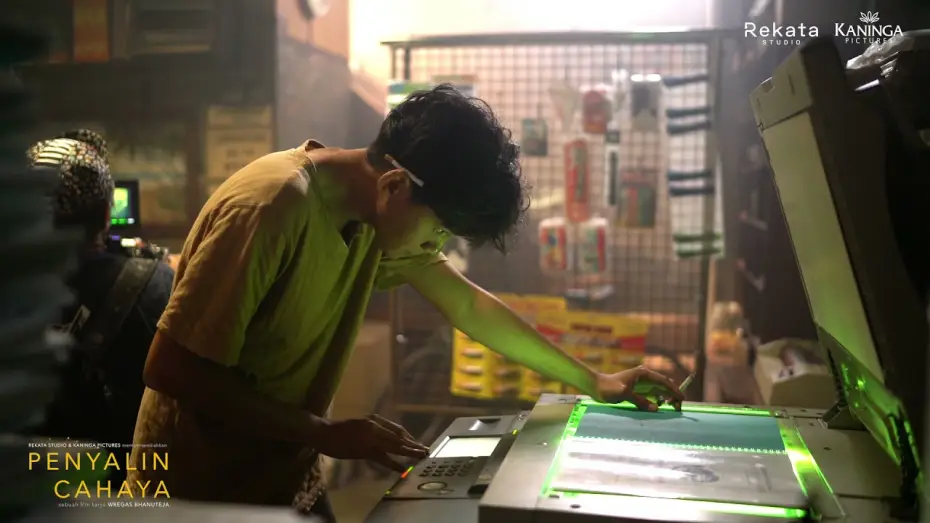 Відео до фільму Копіювальник — Chicco Kurniawan - tukang fotokopi di film PENYALIN CAHAYA
