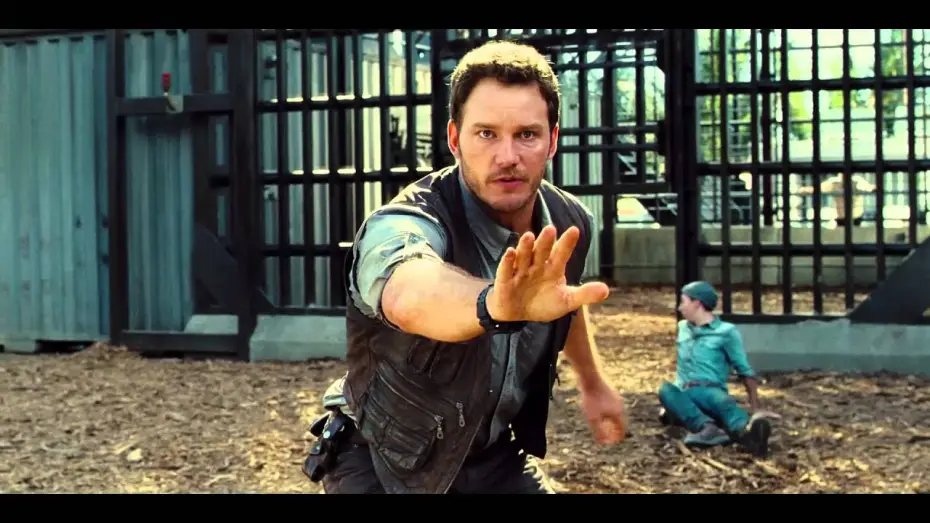 Відео до фільму Світ Юрського періоду | Jurassic World / Extrait 3 "Owen sauve un employ&eacute; des Raptors " VF