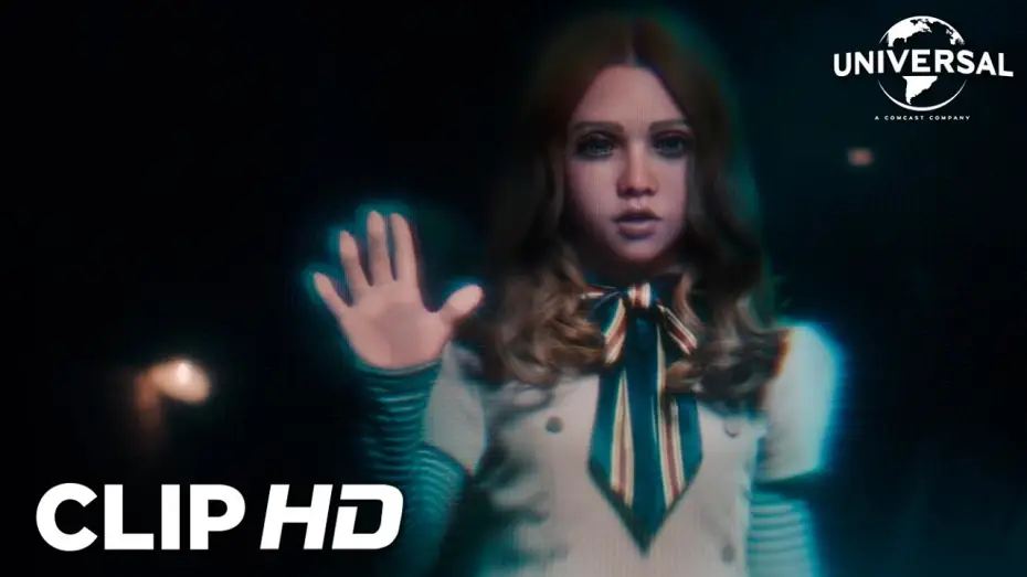 Відео до фільму М3ҐАН 2.0 | Clip en espa&ntilde;ol - Gemma descubre a M3GAN en su casa