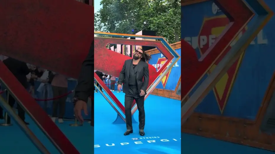 Відео до фільму Суперґьорл — Jason Momoa makes an entrance in London for SUPERGIRL