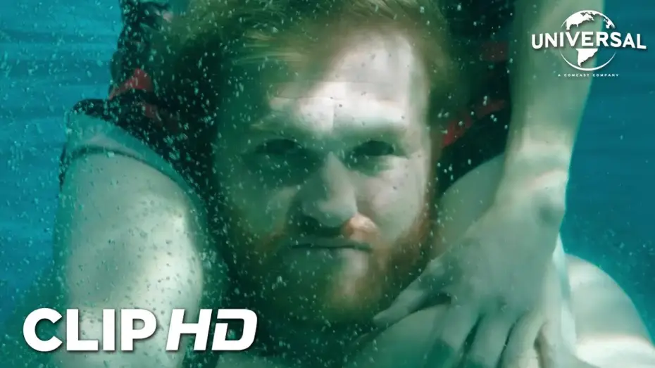 Відео до фільму Нічний заплив | Clip - Algo ataca a Ray en la fiesta de la piscina