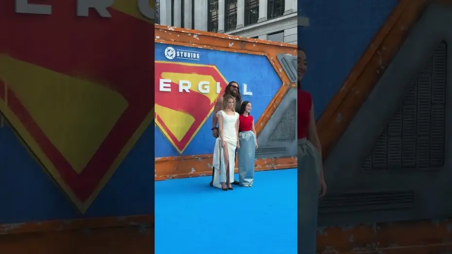 Відео до фільму Суперґьорл — Dream team back together 🤝 SUPERGIRL’s Milly Alcock, Jason Momoa and Eve Ridley in London.