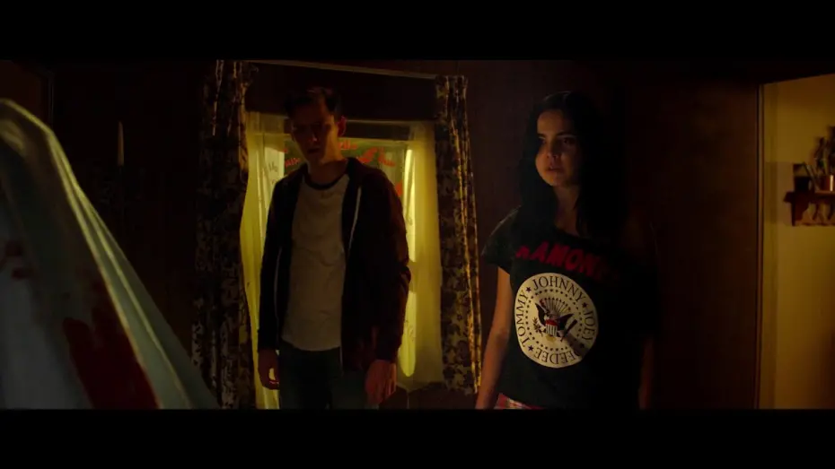 Відео до фільму Незнайомці: Жорстокі ігри | "What The Hell"