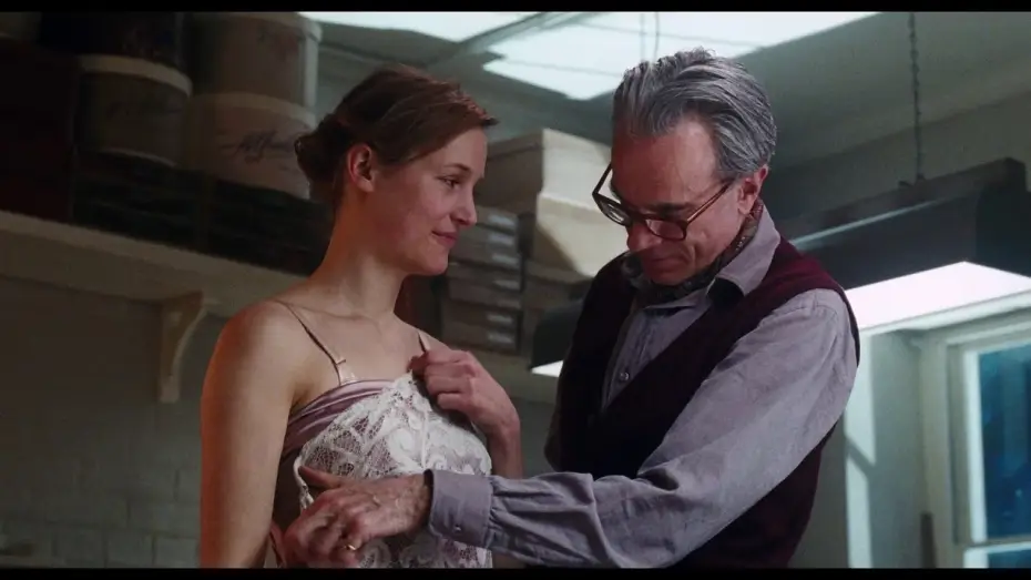 Відео до фільму Примарна нитка — Curiosità sui costumi de IL FILO NASCOSTO di Paul Thomas Anderson con Daniel Day-Lewis