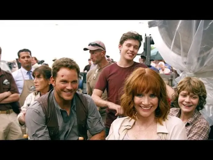 Відео до фільму Світ Юрського періоду | Jurassic World / Featurette "Bienvenue &agrave; Jurassic World"