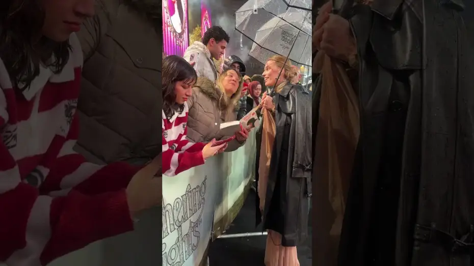 Відео до фільму &laquo;Буремний перевал&raquo; | Signing in the rain... Margot Robbie meets fans at the "Wuthering Heights" UK Premiere