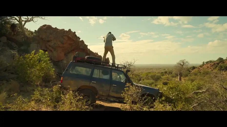 Відео до фільму Звір | Beast | Clip "Nate difende la Jeep dal leone"