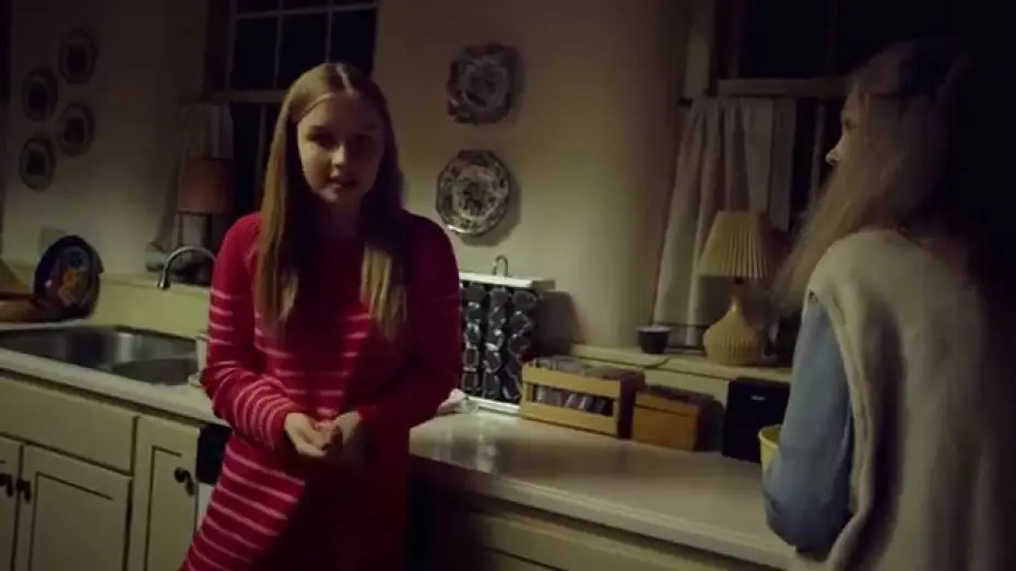 Відео до фільму Візит | The Visit / Extrait "Becca nettoie le four" VF [Au Cin&eacute;ma le 7 octobre]
