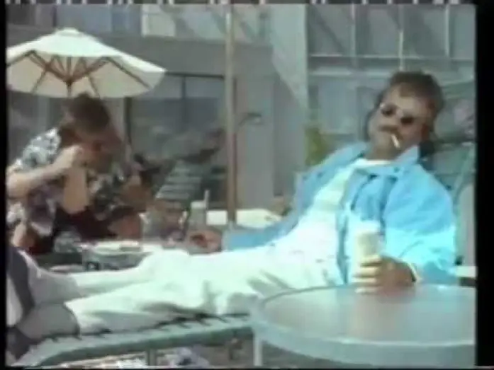 Відео до фільму Вікенд у Берні | WEEKEND CON IL MORTO (1989) Con Andrew McCarthy - Trailer Cinematografico