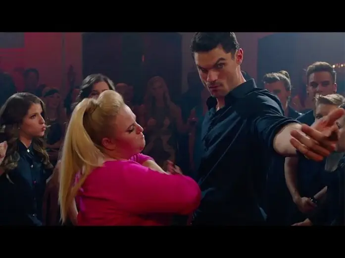 Відео до фільму Ідеальний голос 2 | Pitch Perfect 2 / Extrait 1 "Le match d'impro: Hip-Hop des ann&eacute;es 90" [Au cin&eacute;ma le 22 juillet]