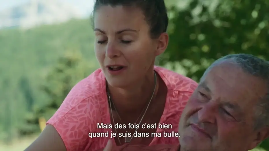 Відео до фільму Elle entend pas la moto | Bande annonce ELLE ENTEND PAS LA MOTO de Dominique Fischbach  - au cin&eacute;ma le 10 d&eacute;c. 2025