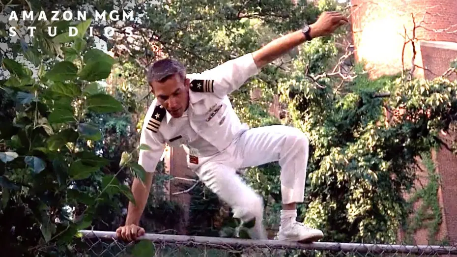 Відео до фільму Немає виходу | Tom Finds Himself in an Intense Foot Pursuit