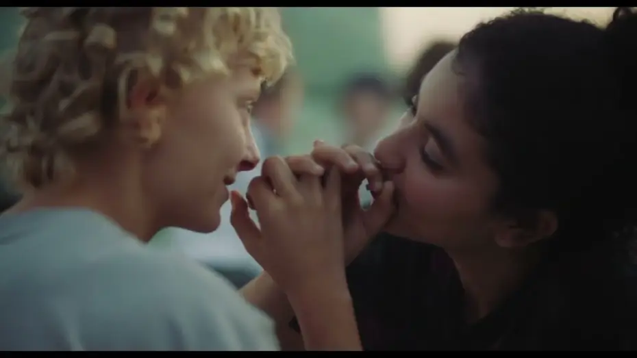 Відео до фільму Skiff | Bande d'annonce - SKIFF de Cecilia Verheyden (Sortie le 04 f&eacute;vrier 2026)