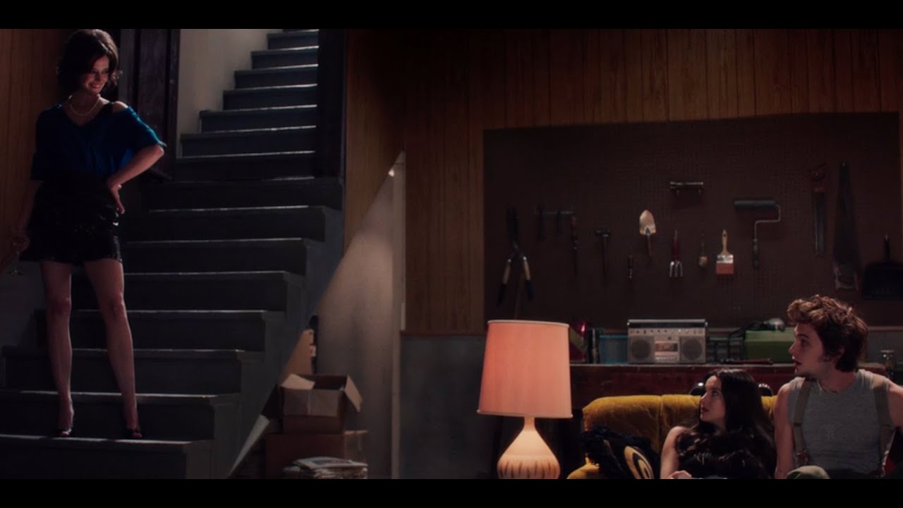 Відео до фільму Білий птах у хуртовині | Clip - Dress