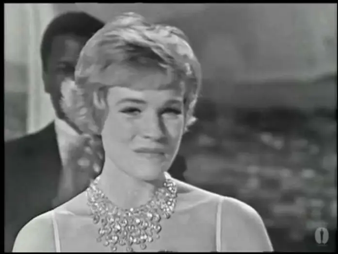 Відео до фільму Мері Поппінс | Julie Andrews Wins Best Actress | 37th Oscars (1965)